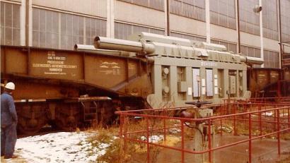 Archivbild: Wickles/exb
Die Anlieferung des 289 Tonnen schweren Trafos für Block D des Bayernwerks musste vor 50 Jahren zweimal erfolgen. Mangelnde Sorgfalt hatte im Werk zu einem Unfall geführt, bei der die Maschine nach 600 Kilometer Bahntransport nur wenige Meter vor ihrem Ziel beschädigt wurde.