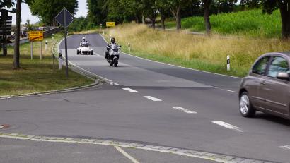 Bild: bkr
Bergab geht es bei der Ortseinfahrt beim Gottesacker. Das Ortschild möchte der Gemeinderat für die Sicherheit der Friedhofsbesucher nach außen schieben, die zuständigen Stellen sind aber dagegen.