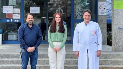 Bild: Jana Humrich/exb
Freuen sich über die Verstärkung durch Christina Schäffer: Pflegedienstleiter Steffen König (links) und Arztlicher Direktor Dr. Christian Glöckner (rechts).