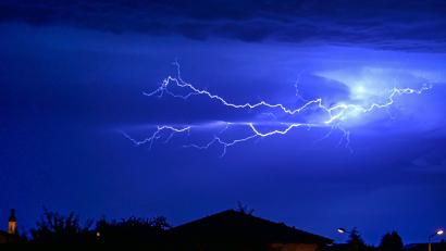 Symbolbild: Matthias Balk/dpa
Bayern belegt unter den Blitz-Hotspots den zweiten Platz. Das liegt vor allem an der niedrigen Blitzdichte in der nördlichen Oberpfalz.