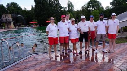 Bild: bkr
Gemeinsam verrichten die Wasserwachten aus Immenreuth und Kemnath Dienst im Naturerlebnisbad. In ihrer Mitte Johann Stiegler (Fünfter von links). Er erhielt vor 50 Jahren den Auftrag, die Wasserwacht Immenreuth aus dem Boden zu stampfen, ohne die das Bad hätte nicht eröffnet werden können.
