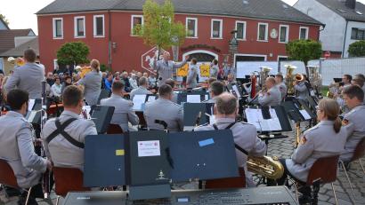 Archivbild: jr
Professionelle Musikerinnen und Musiker der Bundeswehr bilden den starken Klangkörper des Heeresmusikkorps Veitshöchheim mit ihrem Dirigenten Roland Kahle. Das Bild entstand bei einem Gastspiel 2018 in Konnersreuth.