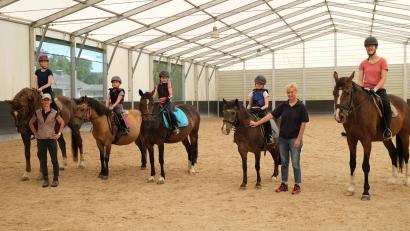 Bild: Hirsch
Die Reit- und Sportgemeinschaft Stulln bildet aktuell 70 Kinder aus. Jugendwartin Daniela Heubl (stehend, links) und Schatzmeisterin Margit Gerber (stehend, rechts) koordinieren die Trainingsstunden.