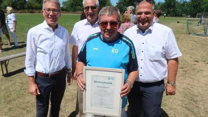 Bild: Kunz
Stolz präsentiert TSV-Chef Edmund Geber die Ehrenurkunde des Landessportverbandes für den Verein.