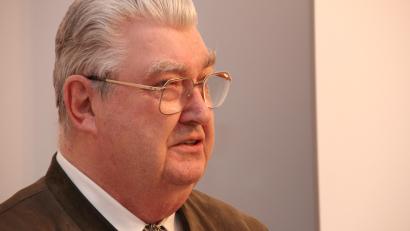 Archivbild: Prof. Dr. Wolfgang Weber 
Professor August Behr, Gründungspräsident und Ehrensenator der Fachhochschule Amberg-Weiden, ist Anfang Juli verstorben.