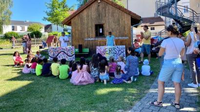 Bild: Elke Reinhart/exb
Hunderte Besucher kamen zum integrativen Sommerfest vom Stadt und Pfarrei. Auf Leinwänden konnten die Gäste ihre Fingerabdrücke hinterlassen.