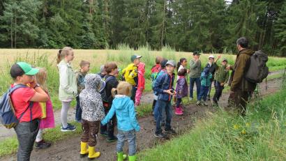 Archivbild: adj
Andreas Greiner bringt auch in diesem Jahr den Kindern Tiere und Pflanzen im Wald näher.
