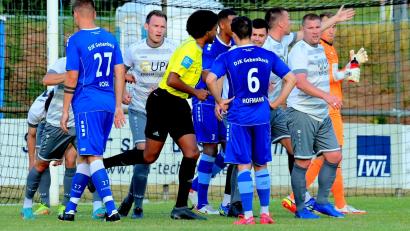 Bild: Picasa
Reichlich Aufregung gab es zum Saisonauftakt in Gebenbach, als der Schiedsrichter den SpVgg-SV-Spielern (helle Trikots) einen Foulelfmeter versagte. Gegen den ASV Cham will Aufsteiger Weiden die Startniederlage hinter sich lassen und auf Sieg spielen.
