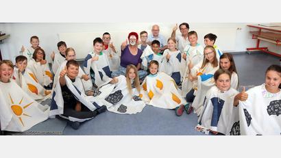 Bild: Wolfgang Steinbacher
"Umweltclownin" Ines Hansen hatte zwei Stunden Spaß mit Schülern der Grundschule Hahnbach.