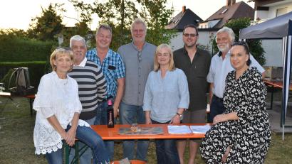 Bild: hcz
Die Verbindungsstadträtinnen Gabi Laurich (links) und Stefanie Sperrer (rechts) ziehen beim Heimatring-Gartenfest die Quiz-Sieger. Thomas Ertl (Dritter von links) ist dabei mit den meisten richtigen Antworten außen vor.