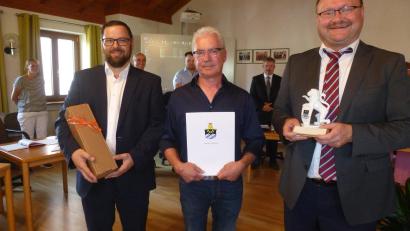 Bild: bk
Abschied und Neubeginn: Bürgermeister Uwe König dankt Helmut Wurzelbacher und gratuliert seinem Nachfolger Thomas Lederer (von rechts).