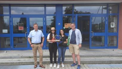 Bild: Fabrice Korangui/exb
Schulleiter Christian Schwab begrüßte Hannah Chahboune, Laura Doll und Phil Ross (von links) in Nabburg..
