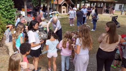 Bild: bkr
Für die Kinder war der Stand von Heinrich Dworzak ein Anziehungspunkt. Die Kinder nahmen die gebastelten Pferde gerne als Erinnerungsgeschenk mit.