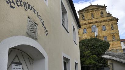 Bild: Petra Hartl
Wirtshaus und Kirche. Zwei Dinge, die für viele Menschen zusammengehören. Franz Mertel, Kirchenpfleger, erklärt, warum die Kirchenstiftung die Wirtshaussanierung aus der Hand geben musste. Dekan Markus Brunner warnt vor dem Verlust eines "geistlichen Zentrums".