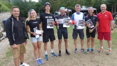 Bild: rn
Bürgermeister Marcus Gradl (links) und Mitorganisator Karl Lorenz (rechts) gratulierten den Tagesbesten des Eschenbacher Triathlons: (von links) Claudia Mai, Micha Grosch und die Staffel mit Markus Imhof, Wolfgang Söllner und Martin Hofmann.