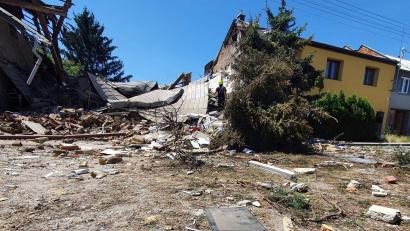 Bild: Horáková Alena/CTK/dpa
Trümmer liegen nach der Explosion eines Wohnhauses rund um die Unglücksstelle.