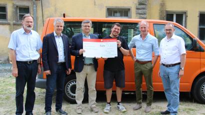 Bild: prh
7200 Euro an Spenden sammelte der Förderverein der KZ-Gedenkstätte Flossenbürg mit Vorsitzendem Dekan Karlhermann Schötz (Dritter von links), Café-Mitarbeiter Alfons Thoma (Vierter von links), Kassier Alexander Sailer (rechts) und Bürgermeister Thomas Meiler (Zweiter von links) für das Hilfsnetzwerk für Überlebende der NS-Verfolgung in der Ukraine. Bei der symbolischen Scheckübergabe war auch Prof. Dr. Jörg Skriebeleit '(Zweiter von rechts), der Leiter der KZ-Gedenkstätte dabei.