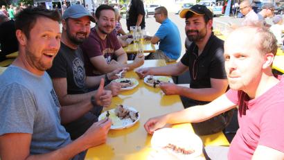 Bild: kro
Neben vielen Schmankerln war zur Mittagszeit besonders der Schweinebraten bei der Gewerbeschau samt Fischerfest beliebt.