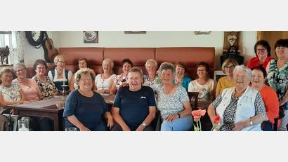 Bild: gi
In gemütlicher Runde feiern die Damen der Frauenfreizeit-Gruppe ihr 15-jähriges Bestehen.