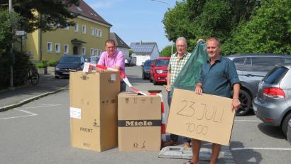 Bild: adj
Bürgermeister Ernst Schicketanz, Berater Klaus Stiefler und Dr. Klaus Zeitler erklärten plastisch, wie die Bürgerbeteiligung durchgeführt wird.