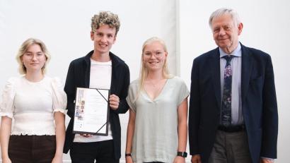 Bild: Andreas Gebert
Stellvertretend für das gesamte Seminar nahmen die stolzen Schüler die Auszeichnung von Landtagsvizepräsident Karl Freller (rechts) in Empfang (von links): Katharina Stoiber, Simon Dobmeyer und Emma Löffler.