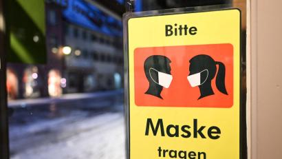 Bild: Felix Kästle/dpa
Ein Schild weist am Eingang eines Ladens auf die Maskenpflicht hin. Diese könnte im Herbst zurückkehren.
