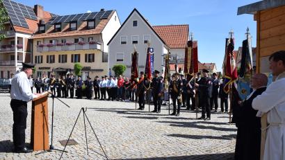 Bild: wku
Ehrenvorsitzender Horst Pirner (am Rednerpult) gedachte der gefallenen Soldaten am Ehrenmal, vor dem Bürgermeister Kaduk und Vorsitzender Stefan Vogl Kränze nieder legten.