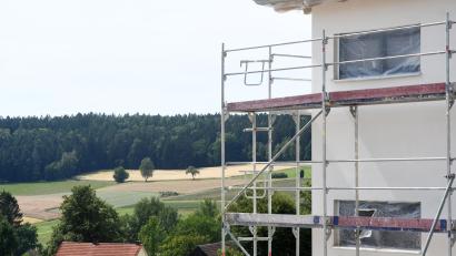 Bild: Gabi Schönberger
Die Bayerische Regierung will Flächen sparen. Das wird auch Auswirkungen auf die Gemeinden in Neustadt/WN haben, unter anderem dazu, wie und wo künftig gebaut wird. Hier zu sehen ein Haus, das gerade in Letzau gebaut wird.