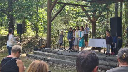 Bild: sei
Nach zwei Jahen Corona-Pause konnte der Kinderchor unter Leitung von Susanne Stark wieder den Waldgottesdienst mitgestalten.