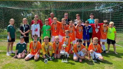 Bild: rro
Die Siegermannschaft bei den E-Junioren, SpVgg Bruck, Schiedsrichter, Schirmherrin und Spielführer