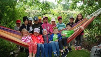 Bild: cvl
Als kleine Gartenbotschafter im Garten der Familie Standfest in Bärnau unterwegs: die Vorschulkinder vom Kinderhaus Bärnau.