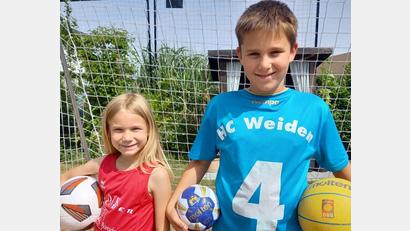 Bild: Werner/exb
Lina und Philipp tragen gerne ihre Trikots.