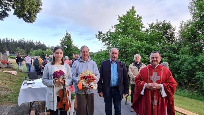 Bild: Andrea Träger/exb
Beim Freiluft-Gottesdienst in der Dorfkapelle in Altglashütte kam eine Spende in Höhe von 500 Euro für die Ukraine-Hilfe zusammen. Im Bild: (von links) Geigerin Anna Rydkina aus der Ukraine, Sängerin Bettina Mildner, Stadtrat und Mesner auf der Altglashütte Engelbert Träger, Alois Franz, Mesner in Hohenthan, sowie Stadtpfarrer Konrad Amschl.