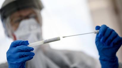 Symbolbild: Britta Pedersen/dpa
Nur noch vergleichsweise wenige Menschen lassen eine Coronavirus-Infektion per PCR-Test nachweisen. Dennoch steigt die Zahl der Coronafälle im Landkreis Neustadt/WN weiter deutlich an.