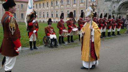 Archivbild: Erika Härtl
Bei Ihren Auftritten machen die Störnsteiner Grenadiere in ihren historischen Uniformen, wie hier vor dem Abt des Klosters Tepl, immer eine gute Figur.