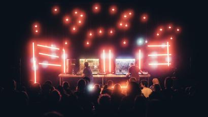 Archivbild: Sebastian Reiter
Den Auftakt zur Herbst-Saison 2021 der Sündikat-Konzerte machte das Elektroduo "Ströme" im Ring-Kino.