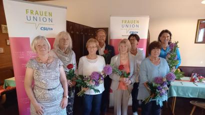 Bild: Renate Amrhein/exb
Glückliche Gesichter beim Ehrenabend des Frauen-Union-Kreisverbandes Amberg-Sulzbach (von links): Kreisvorsitzende Renate Amrhein, Christl Kredler, Klara Rauch, Bezirksrat Martin Preuß, Barbara Lanzinger, Kreisrätin Brigitte Trummer, Bezirksvorsitzende und Stellvertretende Landesvorsitzende der FU Bayern Barbara Gerl.