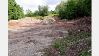 Bild: bkr
Die Sandgrube an der Lenauer Straße ist eine Ausgleichsfläche und keine Bauschuttdeponie. Zurzeit wird sie lediglich als Zwischenlager für zu beprobendes Material genutzt. Viele kleine Häufchen gesellten sich dazu, die dort nichts verloren haben.