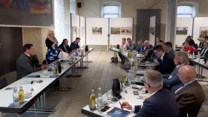 Bild: Herbert Pöhnl/exb
Europaministerin Melanie Huml (Zweite von links) hatte die Schirmherrschaft über das grenzüberschreitende Netzwerktreffen übernommen.