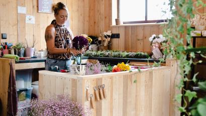 Bild: sfo
Zu Pandemiebeginn machte sich die 38-jährige Vroni Schleifenheimer mit ihrem Blumenladen in Altglashütte selbstständig. Kürzlich wurden ihre neu errichteten Geschäftsräume eingeweiht. Für den „Hüttencharme“ im Laden wurde viel regionales Holz verwendet.