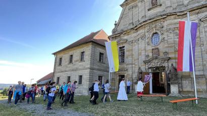 Bild: mor
Zum 38. Mal pilgern die Grafenwöhrer auf den Barbaraberg. Pfarrer Daniel Fenk begleitet die Gläubigen. Pater Benedikt vom Kloster Speinshart empfäntg die Wallfahrer auf dem „heiligen Berg“.
