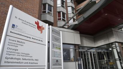 Archivbild: Petra Hartl
Schon vor Corona und Inflation machten auch kleinere Krankenhäuser auf drohende finanzielle Schieflagen aufmerksam. Die neuen Krisen hätten das Dilemma für die Kliniken aber noch verschärft. Im Herbst könnte es deshalb am St.-Anna-Krankenhaus mit der stationären Patientenversorgung sehr eng werden.