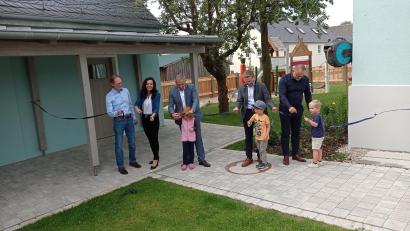 Bild: fpoz
Mit dem Zerschneiden eines Bandes wurde der Spielplatz offiziell freigegeben. Im Bild von links mit helfenden Kindern Stadtrat Oskar Kastner, Bürgermeisterin Margit Bayer, Landrat Roland Grillmeier, Landtagsabgeordneter Tobias Reiß und Kurt Hillinger vom Amt für Ländliche Entwicklung.