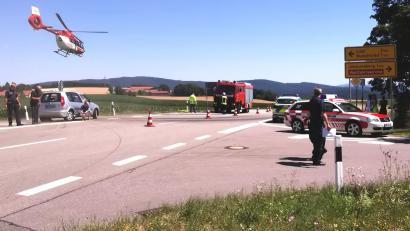 Bild: Portner
Der graue Skoda (links) kollidierte auf der B22 beim Abbiegen nach Nunzenried mit einem aus Winklarn kommenden Motorrad. Zwei Personen wurden schwer verletzt.