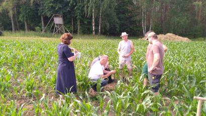 Bild: Carolin Schrembs/exb
Der Maschinenring Tirschenreuth empfing die Ökologische Wissensakademie (ÖWA) aus Hamburg. Die Delegation besichtigte Mitgliedsbetriebe im Raum Tirschenreuth, die bereits die "regenerative Landwirtschaft" leben.