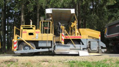 Bild: PI NEW
Mit dieser Baumaschine hat ein 56-Jähriger am Montag Unfallflucht begangen. Dabei war er allerdings von einem Zeugen beobachtet worden.