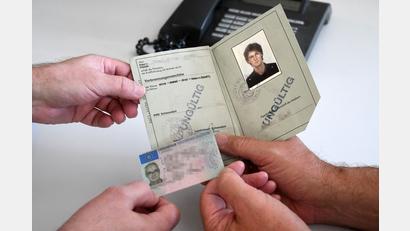 Bild: Gabi Schönberger
Autofahrer der Jahrgänge 1953 bis 1958 müssen spätestens seit Dienstag, 19. Juli, ihre alten Papierführerscheine in die neuen EU-Kartenführerscheine umgetauscht haben.