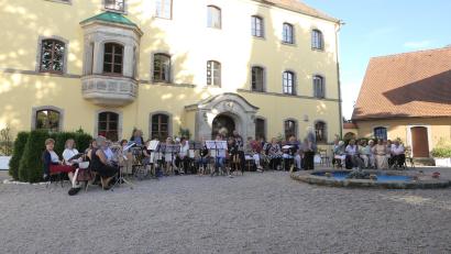 Bild: ils
Zur Abendserenade im Schlosshof Wildenreuth spielten die Flötengruppen aus Krummennaab und Wildenreuth, der Posaunenchor Wildenreuth und Kirchendemenreuth, der Projektchor sowie der Kinderchor der Steinwaldregion auf.