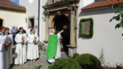 Bild: hm
Pater Bernhard Braun, der letzte Guardian des Franziskanerklosters , nahm die feierliche Segnung der Gedenktafel vor.