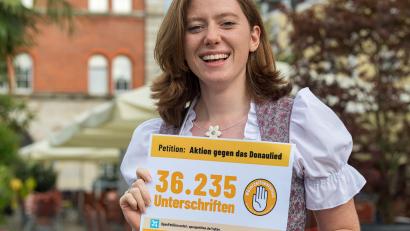 Symbolbild: Peter Kneffel
Eine der bekanntesten Petitionen in letzter Zeit: 36.235 Menschen hatten die Petition gegen das Donaulied unterschrieben. Eine der Initiatoren war Corinna Schütz.